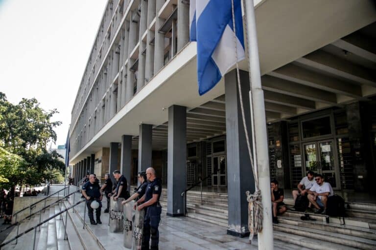 Θεσσαλονίκη: Στη φυλακή νεαρός που χαστούκισε τη μητέρα του – «Θα σε ξεκοιλιάσω» της είπε