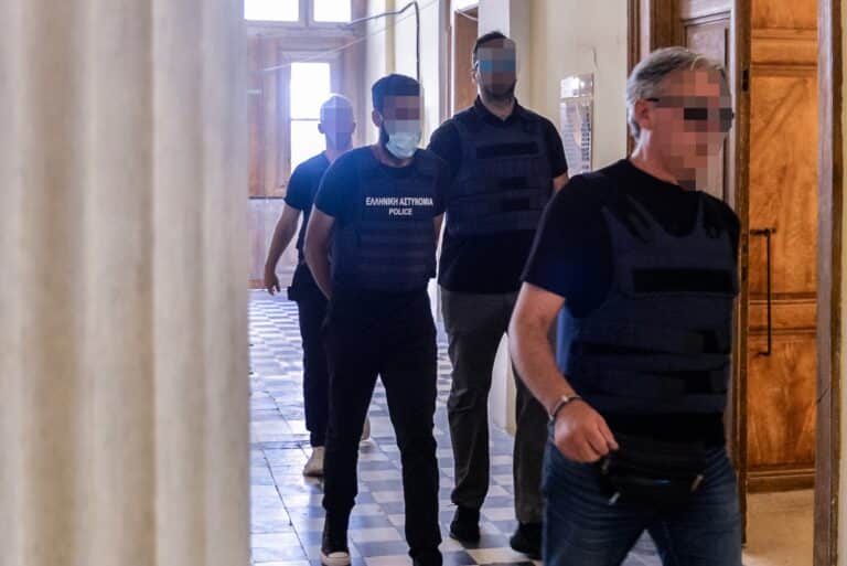 Σύρος: Στον εισαγγελέα οι συλληφθέντες για τη δολοφονία της 41χρονης – Έγινε νέα αναπαράσταση στον τόπο του εγκλήματος