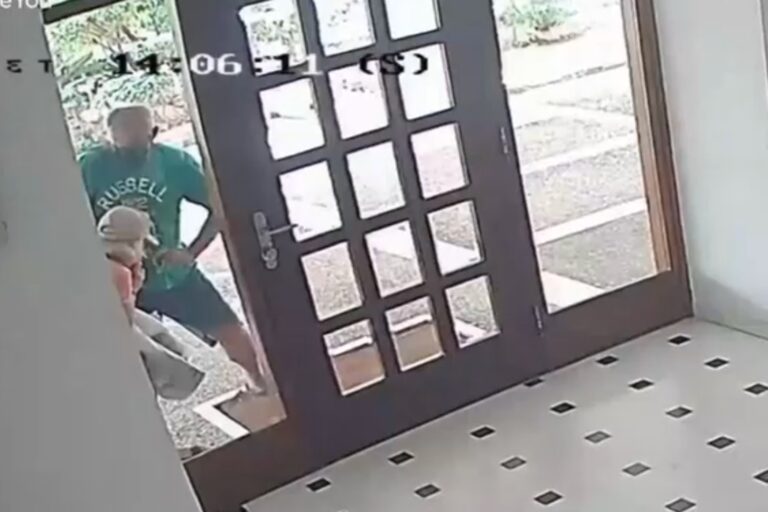 Τρόμος για γυναίκα στο Παλαιό Φάληρο: Άνδρας της επιτέθηκε ενώ έμπαινε στο σπίτι της (βίντεο)