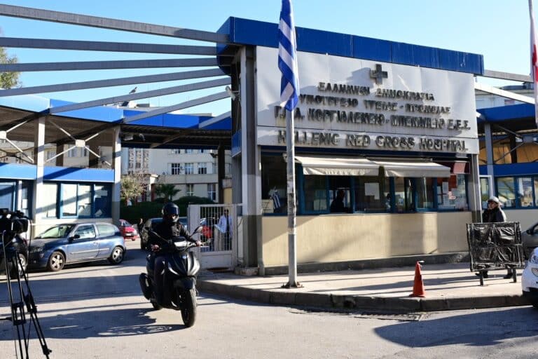«Ερυθρός Σταυρός»: Ασθενής ξυλοκόπησε άγρια νοσηλεύτρια, την άρπαξε από τα μαλλιά και τη χτύπησε σε πόρτες – Τι καταγγέλλει η ΠΟΕΔΗΝ
