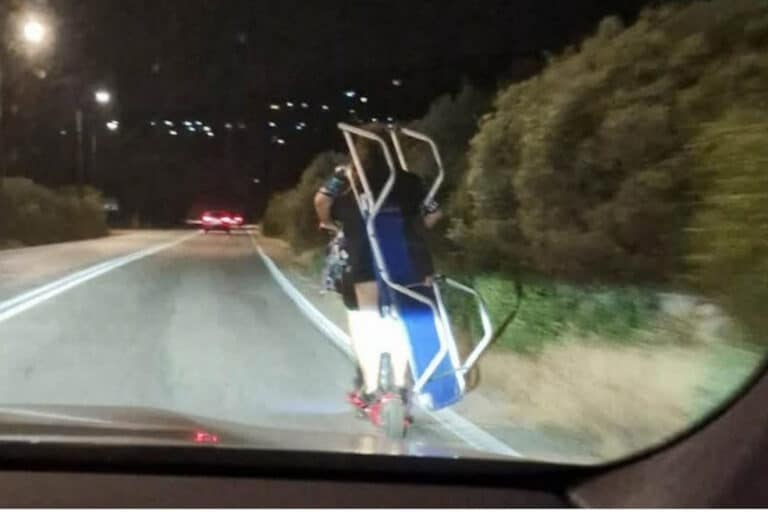 Εύβοια: Δύο γυναίκες επέβαιναν σε πατίνι μαζί με… ξαπλώστρα (εικόνα)