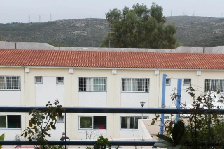 Φωτιά στο Χαϊδάρι: Εκκενώνεται προληπτικά το ψυχιατρικό νοσοκομείο στο Δαφνί 