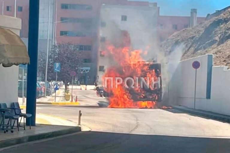 Στις φλόγες τυλίχθηκε λεωφορείο στο νοσοκομείο Καβάλας (βίντεο) 