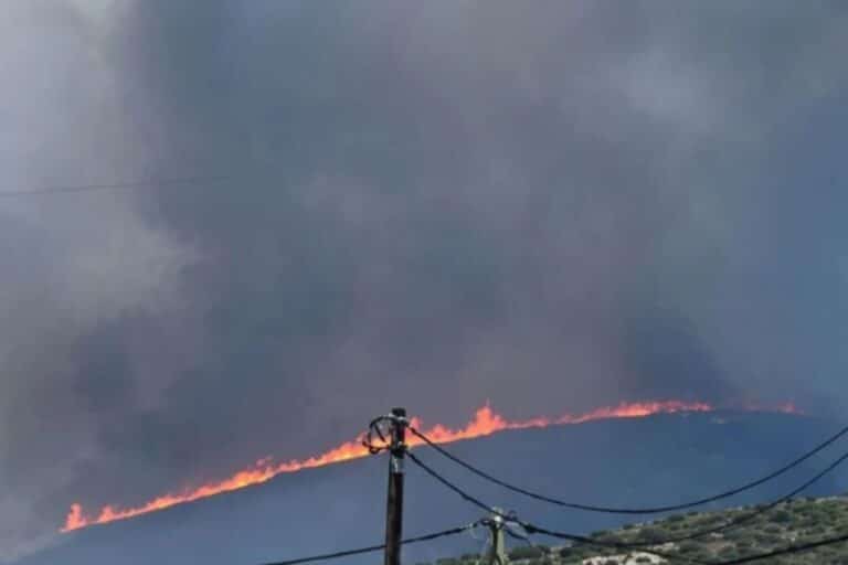 Πάρος: Ενισχύθηκαν οι δυνάμεις της Πυροσβεστικής στη μεγάλη φωτιά – Εκκενώθηκαν τέσσερις περιοχές (βίντεο)