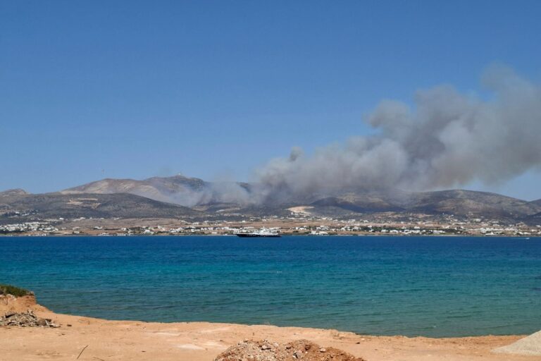 Πάρος: Μεγάλη φωτιά στο νησί – Εκκενώνονται τέσσερις περιοχές (βίντεο)