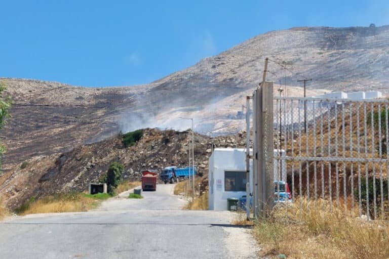 Πάρος: Συνελήφθησαν δήμαρχος, αντιδήμαρχος, εργολάβος και οδηγός απορριμματοφόρου για τη φωτιά