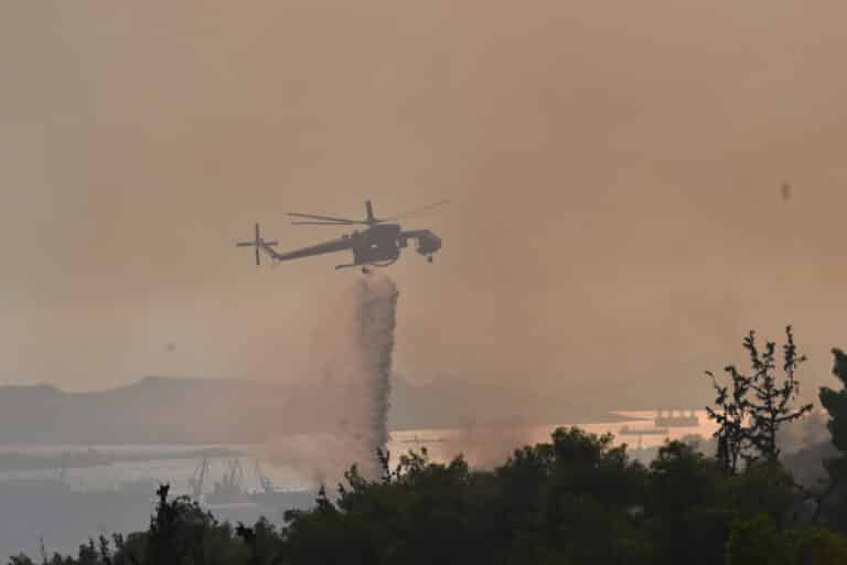 Φωτιά στο Ποικίλο Όρος: Βελτιωμένη η εικόνα του μετώπου – Ασθενείς μεταφέρθηκαν από το Δαφνί, σε ισχύ κυκλοφοριακές ρυθμίσεις (βίντεο)
