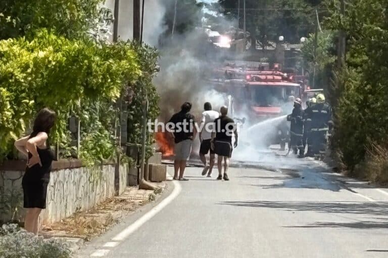 Θεσσαλονίκη: Στις φλόγες τυλίχθηκε τροχόσπιτο στην Πυλαία