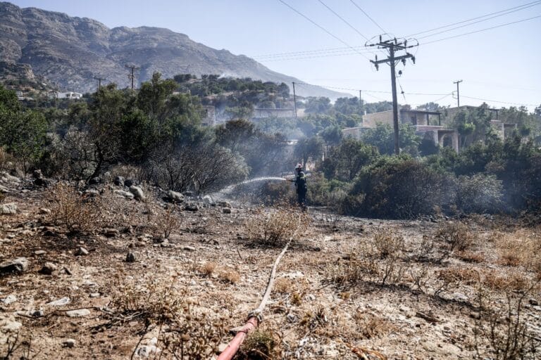 ΔΕΔΔΗΕ: «Αυθαίρετες αναφορές επιχειρούν να αποδώσουν ευθύνες για τις φωτιές στο ηλεκτρικό δίκτυο χωρίς κανένα αποδεικτικό στοιχείο»