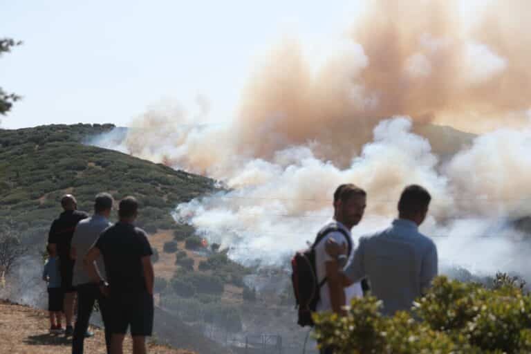 Φωτιά τώρα στο Δερβένι Θεσσαλονίκης – Επιχειρούν 120 πυροσβέστες και 10 εναέρια μέσα, ήχησε το 112 (βίντεο)