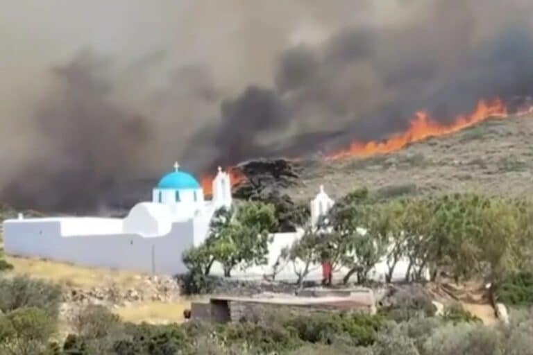 Πάρος: Βελτιωμένη εικόνα της φωτιάς – «Δεν υπάρχει ενεργό μέτωπο, αλλά δεν εφησυχάζουμε», λέει η Πυροσβεστική (βίντεο)