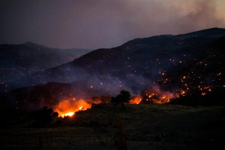 Ολονύχτια μάχη με τις φλόγες σε Κρήτη και Λέσβο: Πύρινο μέτωπο 20 χλμ. στο Ρέθυμνο, θρήνος για τους τρεις νεκρούς πυροσβέστες (βίντεο)