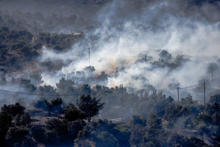 Ολονύχτια μάχη με τις φλόγες σε Ρέθυμνο και Πάρο – Νέα φωτιά στην Αχαΐα και μήνυμα από το 112 (βίντεο)