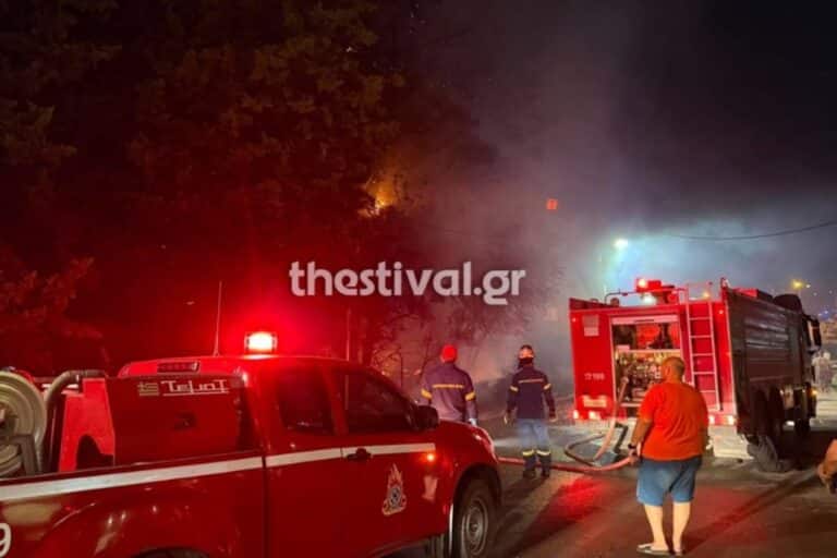 Φωτιά τα ξημερώματα σε εγκαταλελειμμένο στρατόπεδο στη Θεσσαλονίκη – Δεν απειλήθηκαν σπίτια (βίντεο)