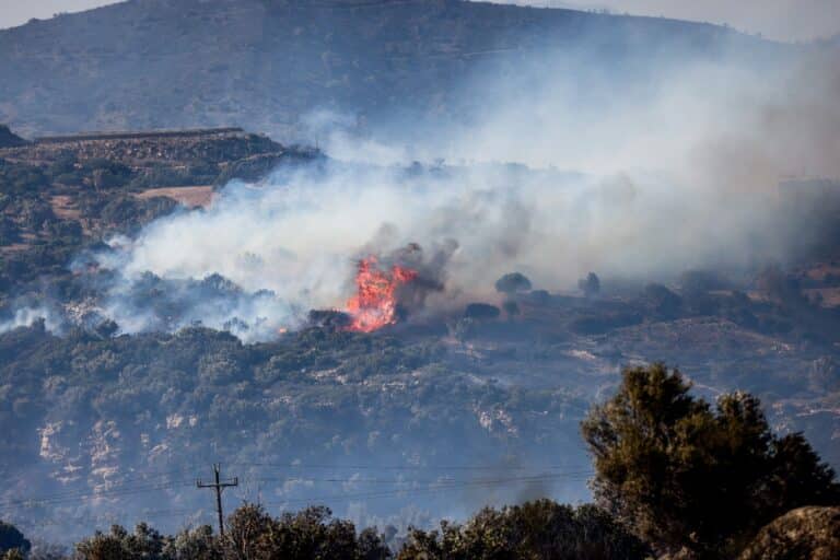 Φωτιές: Νέα μέτωπα και μηνύματα «112» για εκκενώσεις οικισμών σε Άνδρο και Πάρο – Πάνω από 200 πυροσβέστες στο Ρέθυμνο (βίντεο)