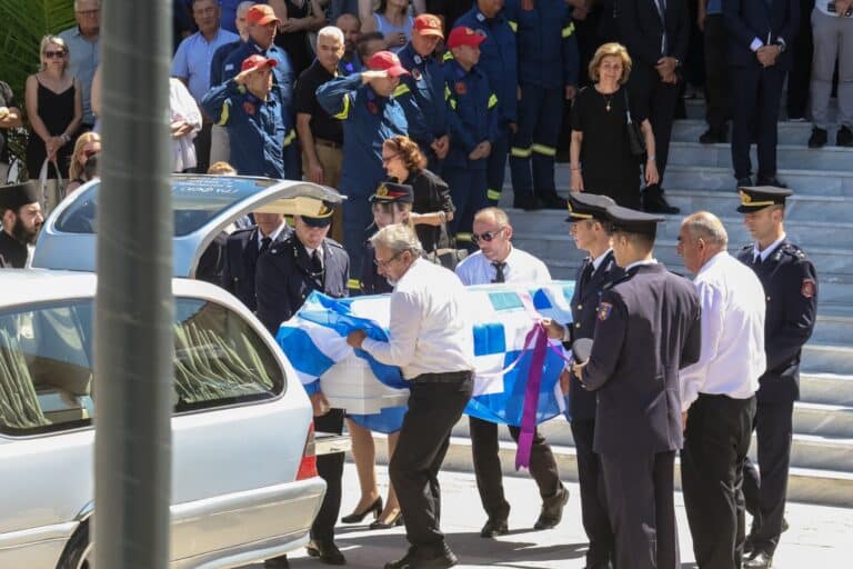 Αγρίνιο: Πλήθος κόσμου στο τελευταίο «αντίο» του 27χρονου πυροσβέστη που έχασε τη ζωή του στο Γύθειο (εικόνες)