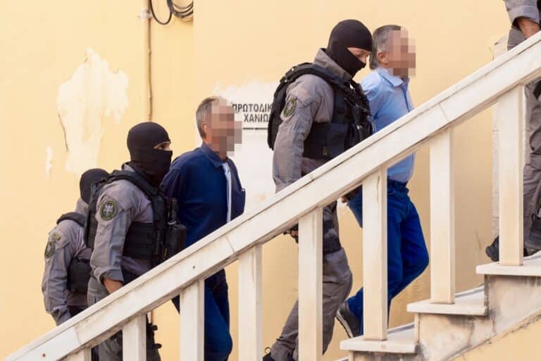 Χανιά: Έφοδος της ΟΠΚΕ σε γραφείο δικηγόρου – Ράβδοι χρυσού, λίρες και συνομιλίες «ηλεκτροσόκ» με τον κατηγορούμενο ιατροδικαστή