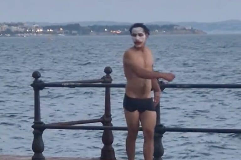Θεσσαλονίκη: Ημίγυμνος άνδρας βαμμένος Τζόκερ βούτηξε στον Θερμαϊκό – Τον απομάκρυναν αστυνομικοί (βίντεο)