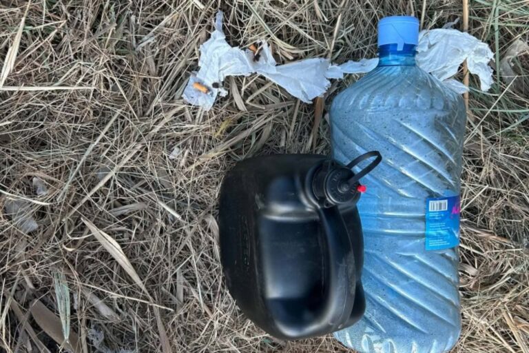 Κέρκυρα: Ύποπτα μπιτόνια με βενζίνη και τσιγάρα βρέθηκαν σε χώρο στάθμευσης στις Αλυκές Λευκίμμης