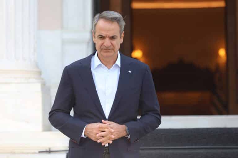 Μητσοτάκης: «Βρείτε τα με όλους!» – Με ποιους καναλάρχες στήνει γέφυρες για να διασωθεί;