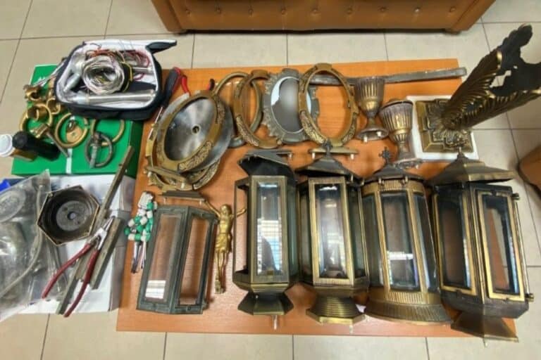 Γλυκά Νερά: 40χρονος έκλεβε… καντήλια από το κοιμητήριο – Εξιχνιάστηκαν έξι περιπτώσεις