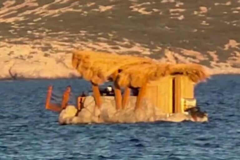 Κουφονήσι: Κατασχέθηκε πλωτό αναψυκτήριο σε προστατευόμενη περιοχή Natura 2000 – Τρεις συλλήψεις