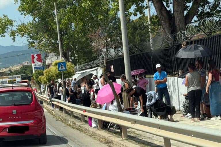 Απίστευτες εικόνες έξω από το Αστυνομικό Μέγαρο Κοζάνης: Ουρές με… ομπρέλες από αρνητές των νέων ταυτοτήτων (βίντεο)