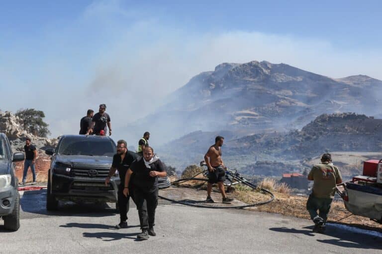 Κρήτη: Στις φλόγες το φοινικοδάσος στην Πρέβελη – Βίντεο από τον απεγκλωβισμό πολιτών