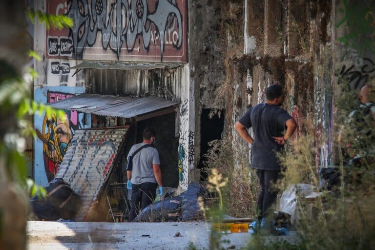 Κυψέλη: Απολογείται ο Αφγανός για τη δολοφονία της Βρετανίδας – Παραδέχεται τη μεταφορά της σορού, αρνείται την ανθρωποκτονία