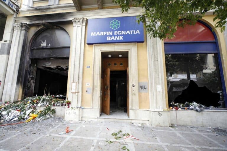 Υπόθεση Marfin: Στην Ελλάδα σήμερα η 46χρονη που κατηγορείται για τον εμπρησμό της τράπεζας – Αύριο (7/8) θα οδηγηθεί στον εισαγγελέα