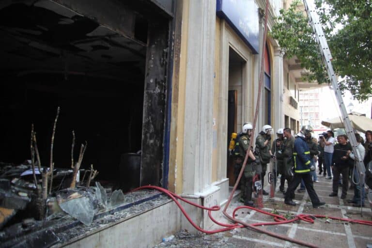 Marfin: Στον εισαγγελέα σήμερα η 46χρονη που κατηγορείται για τη φονική επίθεση – Πέρασε τη νύχτα στα κρατητήρια της ΓΑΔΑ (βίντεο)