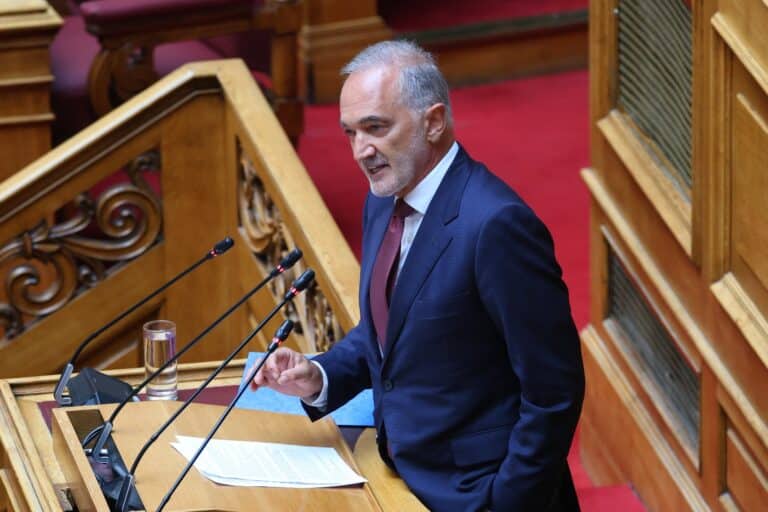 Τα 4 αναπάντητα ερωτήματα Σαλμά στον Άδωνι – Τα SMS, ο Φρουζής, οι φαρμακευτικές και οι χρηματοδοτήσεις ΜΜΕ που ξανανοίγουν τον φάκελο
