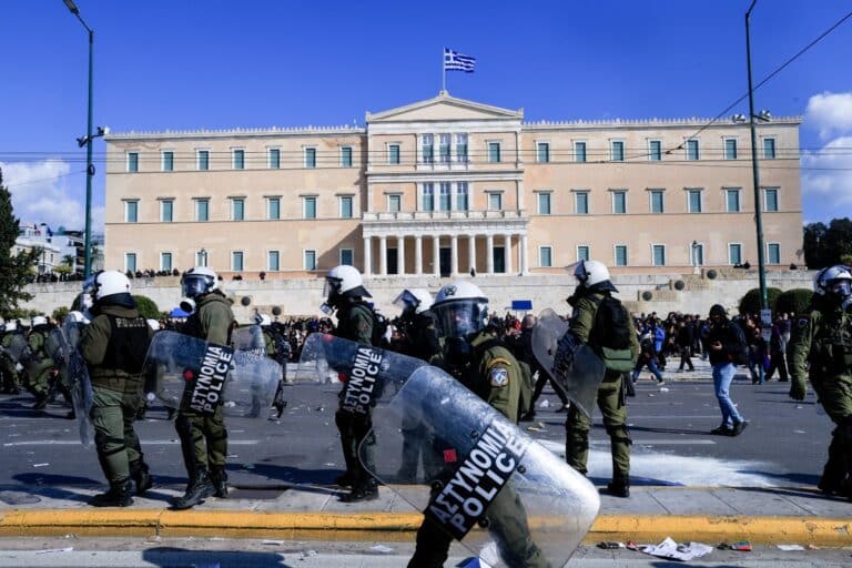 Εξαρθρώθηκαν δύο εγκληματικές ομάδες που είχαν μολότοφ στη συγκέντρωση για τα Τέμπη στην Αθήνα – Χειροπέδες σε δύο 18χρονους