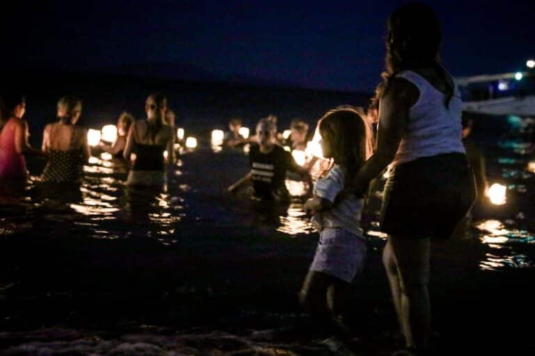 Σε κλίμα βαθιάς συγκίνησης οι εκδηλώσεις μνήμης για τα 104 θύματα στο Μάτι – Οι παρευρισκόμενοι ακολούθησαν τον «δρόμο της φωτιάς» (εικόνες & βίντεο)