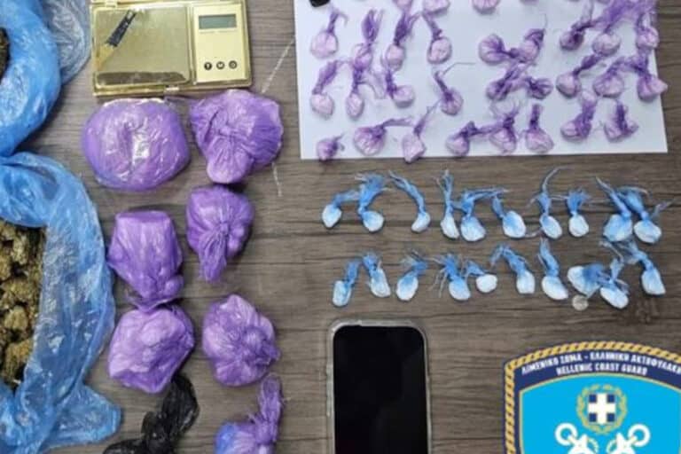 Μυτιλήνη: Το Λιμενικό συνέλαβε 20χρονο που είχε κρύψει στο δίκυκλό του μεγάλες ποσότητες κοκαΐνης και κάνναβης (εικόνα)