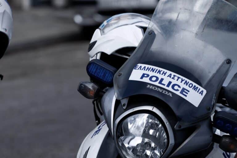 Βόλος: Ο αστυνομικός που έσβηνε κλήσεις… επί πληρωμή είχε «τσεπώσει» χρήματα από εφτά οδηγούς – Πώς συνελήφθη