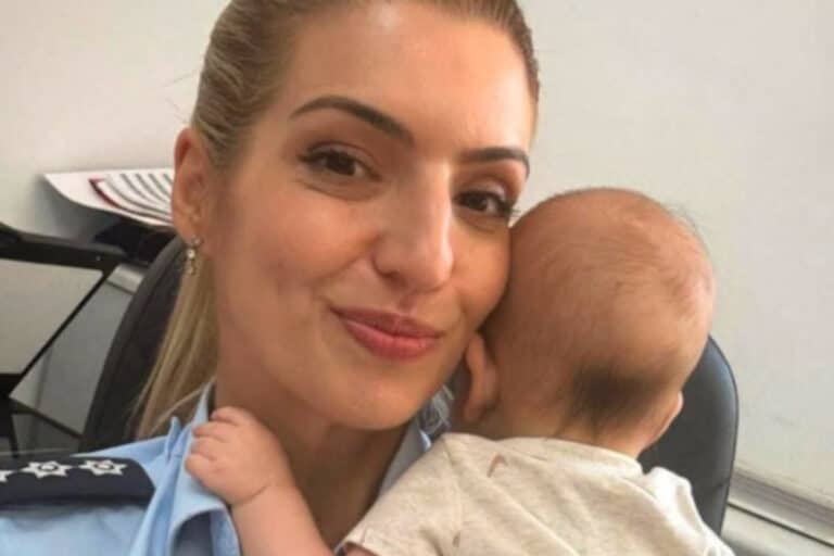 ΕΛ.ΑΣ.: Αστυνομικός κράτησε στην αγκαλιά της μωρό για να εξυπηρετήσει μητέρα την ώρα που έβγαζε διαβατήριο