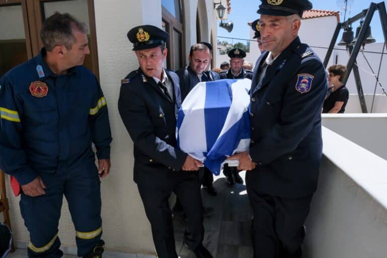 Ρέθυμνο: Σπαραγμός στην κηδεία του 25χρονου πυροσβέστη, Παντελή Διαμαντάκη που έχασε τη ζωή του εν ώρα καθήκοντος (εικόνες)