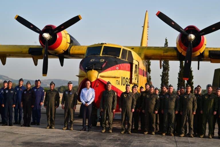O Δένδιας στη Μοίρα Πυροσβεστικών Αεροσκαφών: «Το έργο της Πολεμικής Αεροπορίας υπερβαίνει τα στενά όρια μιας στρατιωτικής αποστολής»