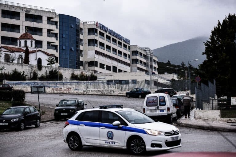 Σοκ στη Λαμία: 17χρονος μαθητής κατέρρευσε σε πλατεία και πέθανε μπροστά στους φίλους του