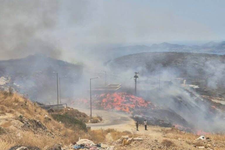 Μαίνεται η μεγάλη φωτιά στην Πάρο: Προς Φάραγγα και Τρυπητή το μέτωπο – Μηνύματα του 112 για εκκένωση περιοχών (βίντεο)