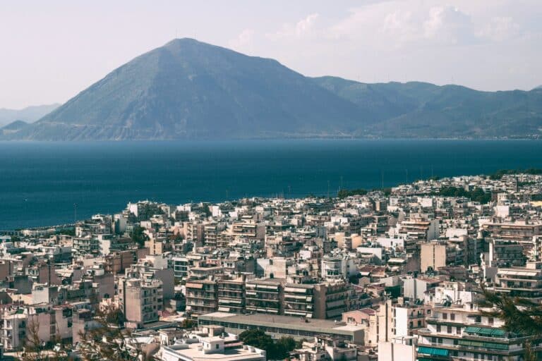Πάτρα: 14χρονος σκαρφάλωσε από λούκι σε διαμέρισμα ηλικιωμένης και έκλεψε κοσμήματα αξίας 3.000 ευρώ