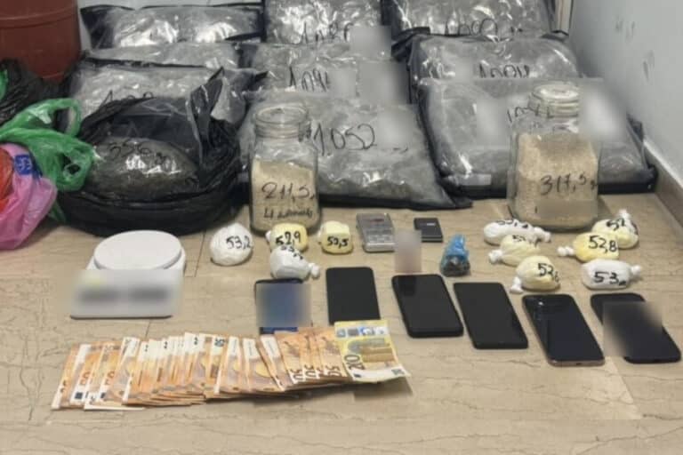 Πάτρα: Η στιγμή που αστυνομικοί της Δίωξης Ναρκωτικών βρίσκουν θαμμένη κοκαΐνη και κάνναβη (βίντεο)
