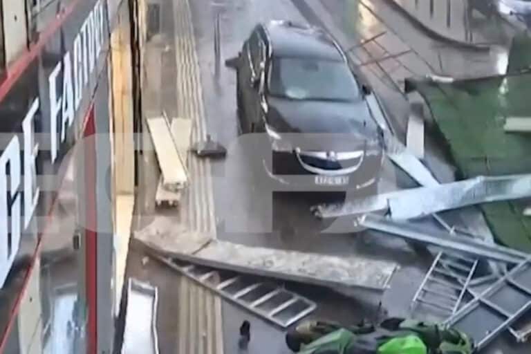 Βίντεο καταγράφει τη στιγμή που καταρρέει σκαλωσιά σε πολυκατοικία στον Πειραιά – Διανομέας εγκλωβίστηκε κάτω από τα σίδερα