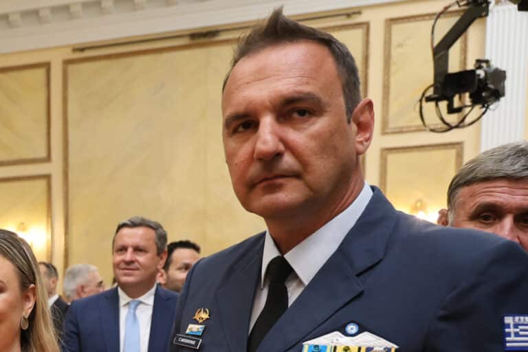 Δεξίωση στο Προεδρικό Μέγαρο: Τίμησαν τον πιλότο του F-16, Γιώργο Χατζόπουλο, που προσγείωσε το μαχητικό χωρίς τροχούς