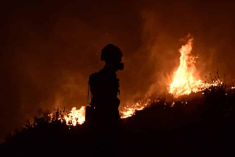 Ολονύχτια μάχη με τις φλόγες στη Βοιωτία: Εκκενώθηκαν Πόρτο Γερμενό και Προσήλι, ενεργοποιήθηκε η υπηρεσία Copernicus (βίντεο)