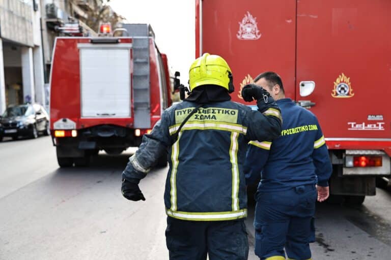 Φωτιά σε υπόγειο διαμέρισμα στο Παγκράτι – Εκκενώθηκε η πολυκατοικία
