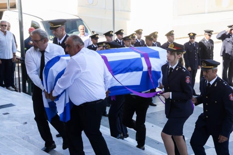 Αγρίνιο: Θρήνος στην κηδεία του πυροσβέστη Κωνσταντίνου Λαιμοδέτη που έχασε τη ζωή του στο Γύθειο – Mε τιμές ήρωα το τελευταίο «αντίο»