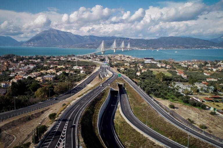 Καταδίωξη από τα Μέγαρα έως το Αντίρριο: Μπήκε ανάποδα στη Γέφυρα, έσπασε μπάρα διοδίων και εμβόλισε περιπολικό – Δραπέτευσε πεζός