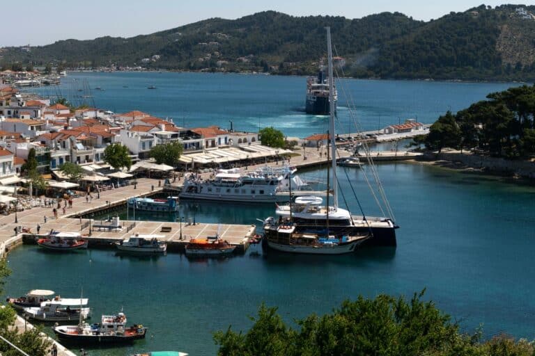 Σκιάθος: Το «Νήσος Αίγινα» συγκρούστηκε με θαλάσσιο ταξί στο λιμάνι – Ακινητοποιήθηκε το πλοίο
